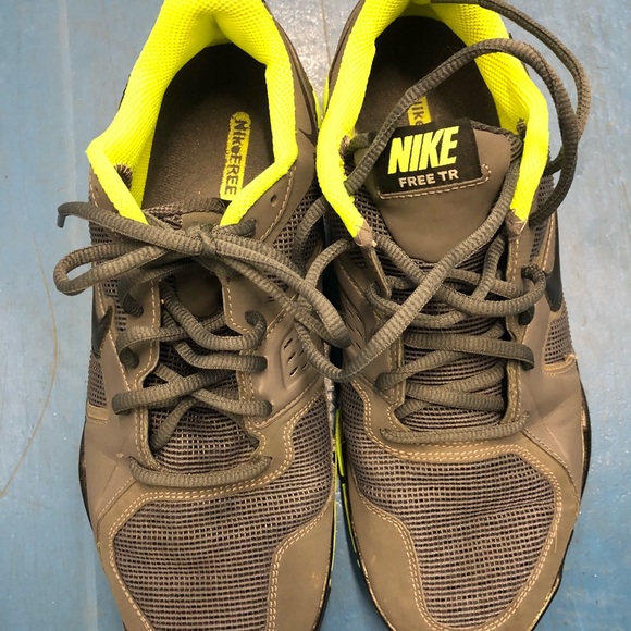 Nike sneakers.  Grey/yellow.  Size 9 - Picture 5 of 5